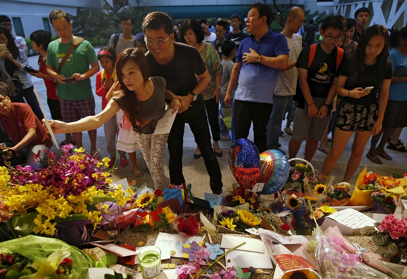 People lay flowers and well-wishes for Singaporeu00e2u20acu2122s former Prime Minister Lee Kuan Yew at the Singapore General Hospital in Singapore March 22, 2015. u00e2u20acu201d Reuters pic
