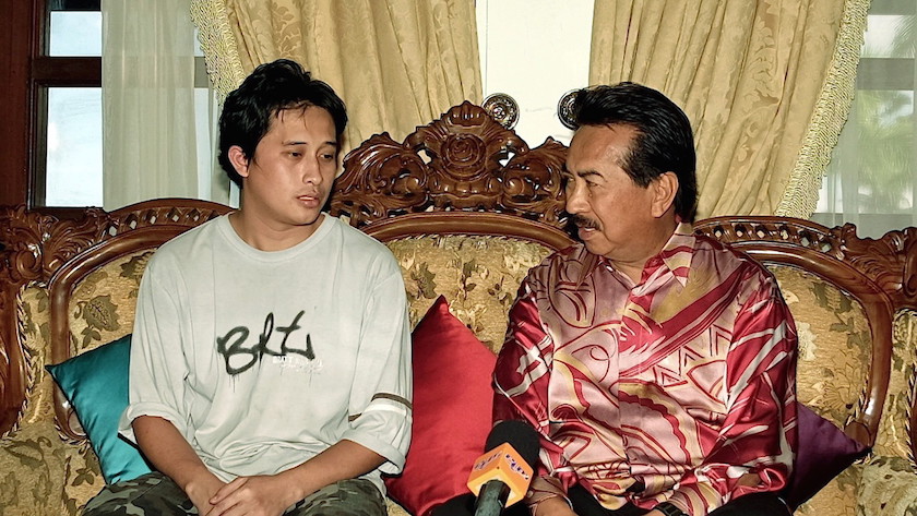 Sabah Chief Minister Datuk Seri Musa Aman speaks to Lance Corporal Zakia Aleip after he was freed from captivity in Sandakan March 7, 2015. u00e2u20acu201d Bernama pic