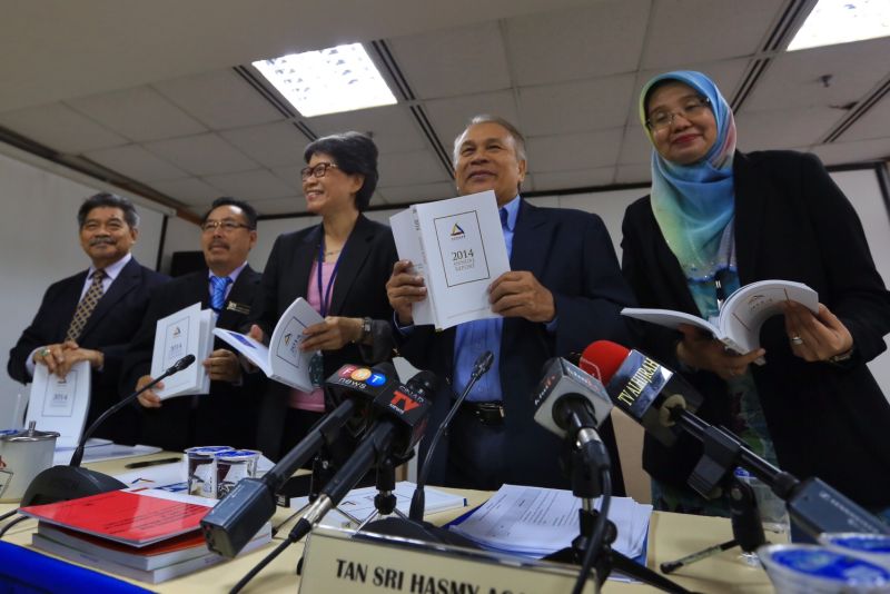 Chairman Tan Sri Hasmy Agam (second right) presents the Human Rights Commission of Malaysiau00e2u20acu2122s (Suhakam) annual report in Kuala Lumpur, April 15, 2015. u00e2u20acu2022 Picture by Saw Siow Feng