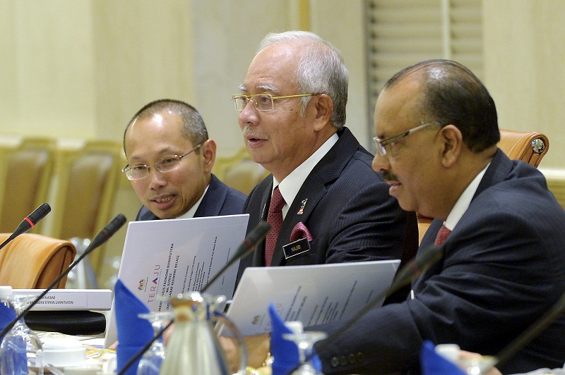 Prime Minister Datuk Seri Najib  Razak (centre) chairs the Bumiputera Economic Council meeting at Putrajaya, April 14, 2015. u00e2u20acu201d Bernama pic