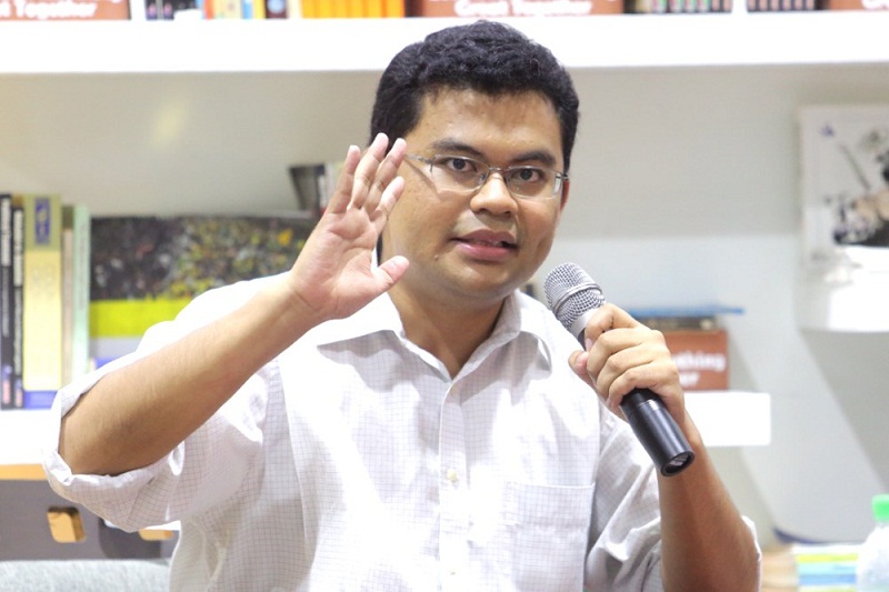 PKR Youth chief strategist Akmal Nasir speaks during the forum titled 'Black 14 Forum: from Reformasi to #KitaLawan' in Petaling Jaya, April 14, 2015. u00e2u20acu201d Picture by Choo Choy May