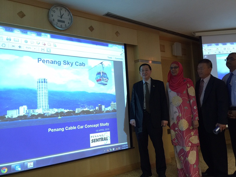 Penang Chief Minister Lim Guan Eng (left) at the press conference on the Penang Sky Cab. u00e2u20acu201d Picture by Opalyn Mok