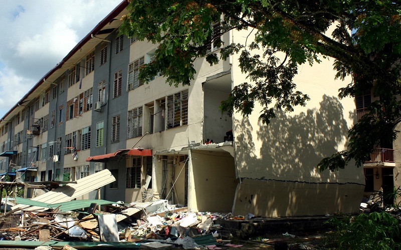 The condition of a corner flat unit at Block E, Housing Development Terrace Garden in Sibu Jaya after a gas explosion last Saturday. u00e2u20acu201d Bernama pic