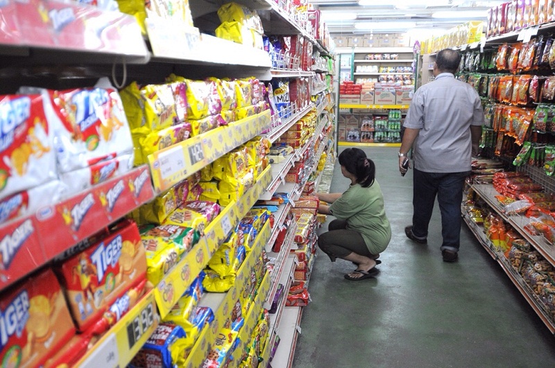 Customers are seen buying groceries from a mini market in Permatang Pauh, April 28, 2015. u00e2u20acu201d Picture by K.E. Ooi
