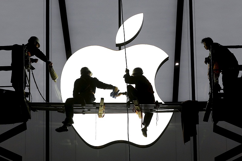 Workers prepare for the opening of an Apple store in Hangzhou, Zhejiang province in this January 23, 2015 file photo. Apple Inc is expected to report Q2 earnings on April 27, 2015. u00e2u20acu201d Reuters pic