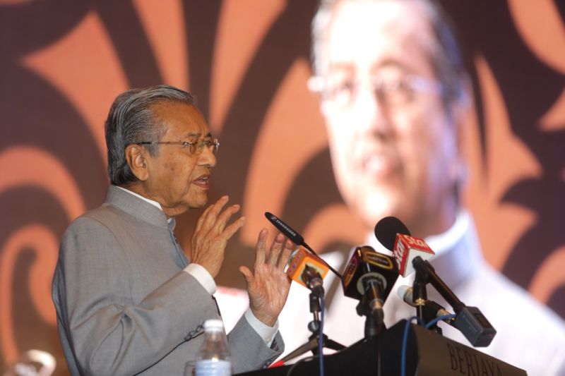 Tun Dr Mahathir Mohamad speaks at the Social Media Week in Kuala Lumpur, April 23, 2015. u00e2u20acu2022 Picture by Choo Choy May