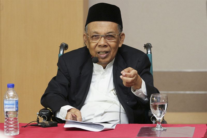 Former Chief Justice of Malaysia, Tun Abdul Hamid Mohamad delivers his speech during the implementation of Hudud in Malaysia seminar at Masjid Tuanku Mizan Zainal Abidin in Putrajaya, April 1, 2015. u00e2u20acu201d Picture by Yusof Mat Isa