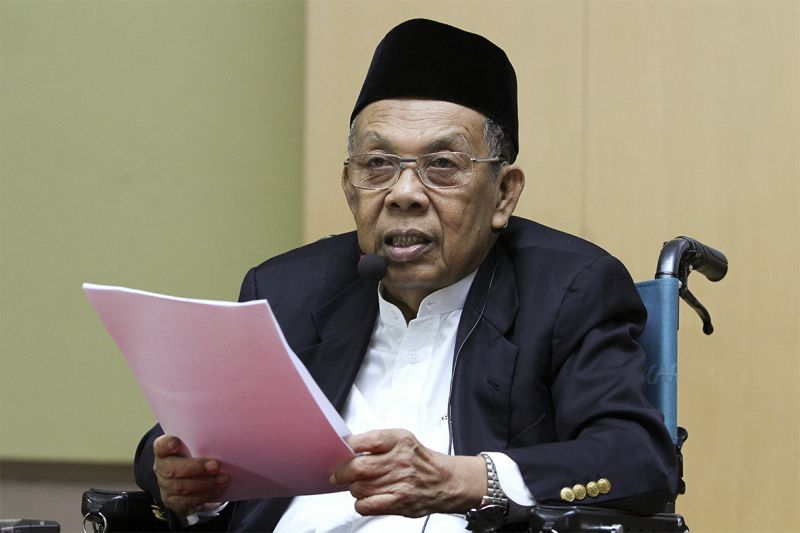 Former Chief Justice of Malaysia, Tun Abdul Hamid Mohamad delivers his speech during the implementation of Hudud in Malaysia seminar at Masjid Tuanku Mizan Zainal Abidin in Putrajaya, April 1, 2015. u00e2u20acu201d Picture by Yusof Mat Isa