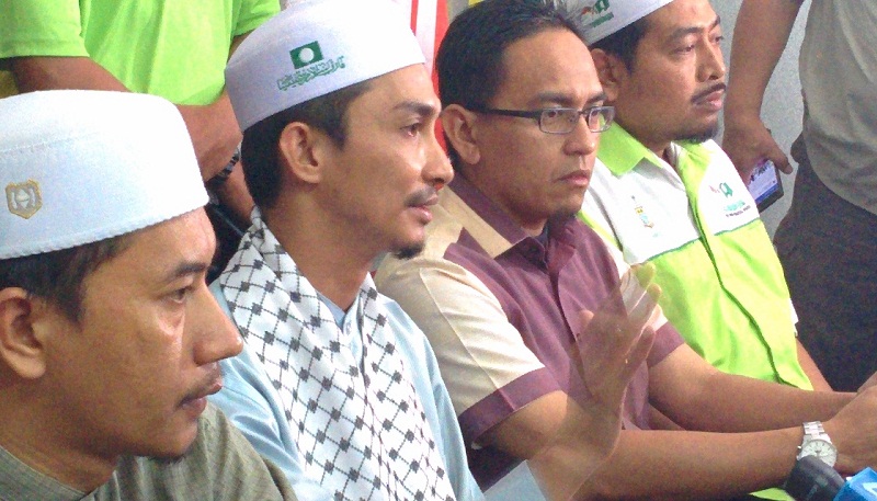 Penang PAS Youth president Mohd Yusni Mat Piah (second from left) speaks to reporters during a press conference at PAS Headquarters in Kepala Batas, Penang, on April 29, 2015. u00e2u20acu201d Picture by Mayuri Mei Lin