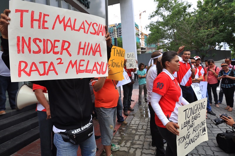 Jaringan Melayu Malaysia members protest outside The Edgeu00e2u20acu2122s office in Mutiara Damansara, April 2, 2015.  u00e2u20acu201d Picture by Saw Siow Feng