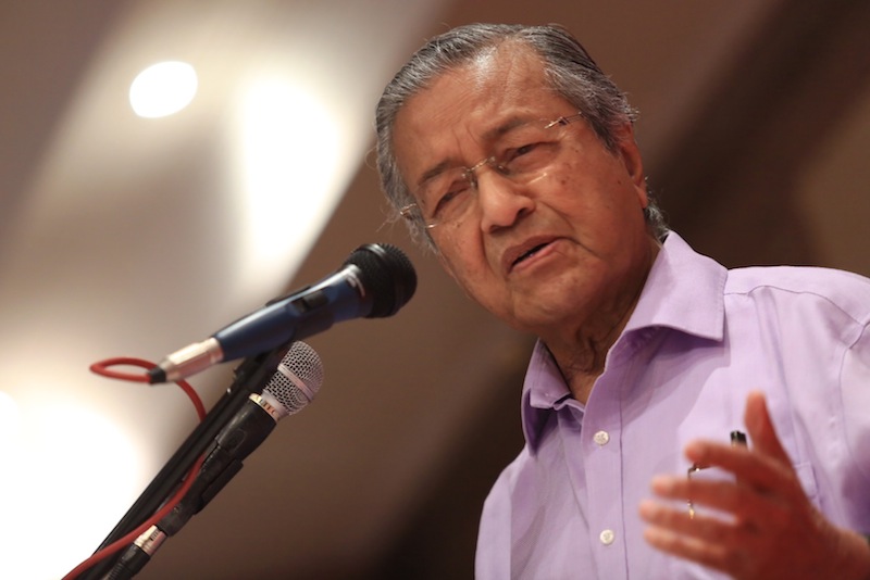 Tun Dr Mahathir Mohamad chairs the 'Bicara Negarawan' on current issues at Taman Melawati, Hulu Kelang, APril 25, 2015. u00e2u20acu201d Picture by Saw Siow Feng