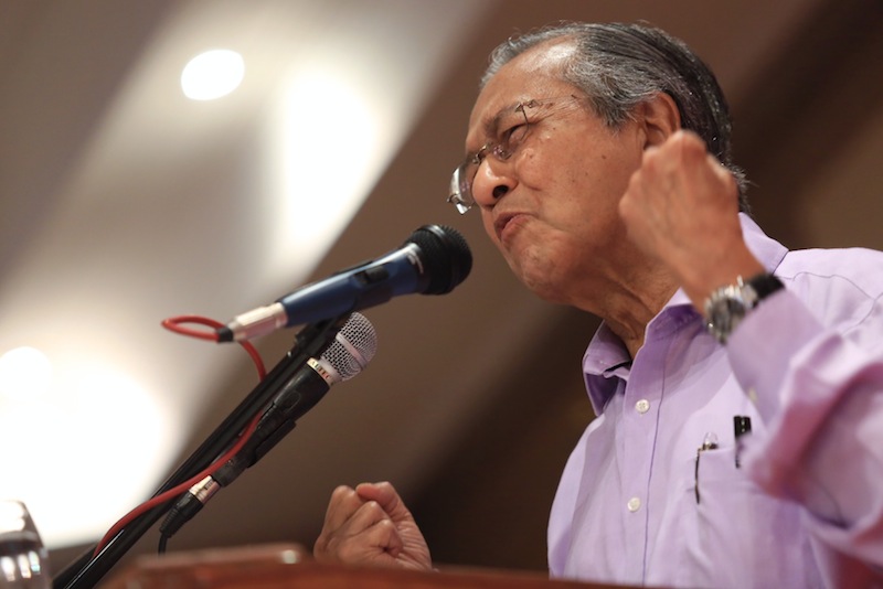 Tun Dr Mahathir Mohamad chairs the 'Bicara Negarawan' on current issues at Taman Melawati, Hulu Kelang, APril 25, 2015. u00e2u20acu201d Picture by Saw Siow Feng