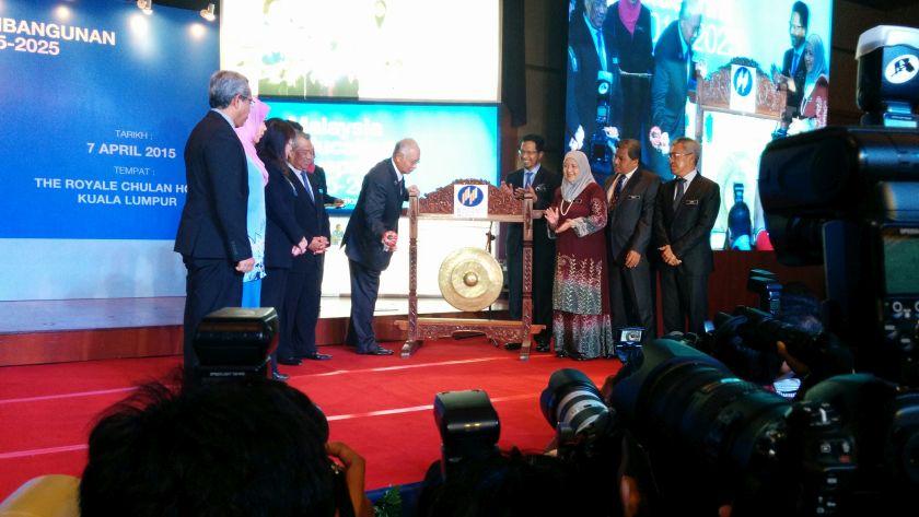Najib (centre) launches the Malaysian Higher Education Blueprint at the Royale Chulan Hotel, Kuala Lumpur, April 7, 2015. u00e2u20acu201d Picture by Mayuri Mei Linnn