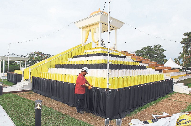 A worker fixes the skirting of the pyramid-shaped dais u00e2u20acu02dcPanca Persadau00e2u20acu2122 at Istana Iskandariah in Perak, April 27, 2015. u00e2u20acu201d file pic