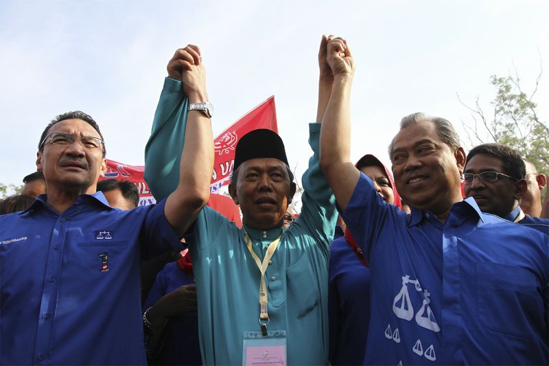 BN candidate Datuk Hasan Arifin (centre) together with Deputy Prime Minister Tan Sri Muhyiddin Yassin and Defence Minister Datuk Seri Hishammuddin Hussein head to the nomination centre in Rompin, Pahang, April 22, 2015. u00e2u20acu201d Picture by Yusof Mat Isa  