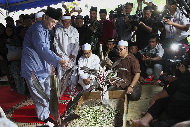 Former Prime Minister Tun Abdullah Ahmad Badawi scatters rose petals on Tan Sri Jamaluddin Jarjisu00e2u20acu2122 grave at the Warriorsu00e2u20acu2122 Mausoleum in the National Mosque, Kuala Lumpur, on April 5, 2015. u00e2u20acu201d Picture by Yusof Mat Isa