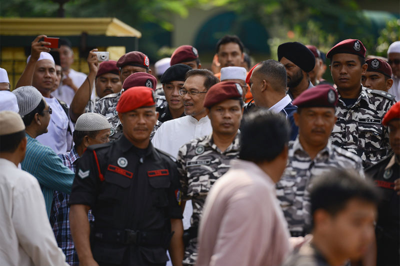Datuk Seri Anwar Ibrahim, accompanied by prison guards, arrives to pay last respects to his late father at the latteru00e2u20acu2122s house in Country Heights, Kajang, April 5, 2015. u00e2u20acu201d Picture by Yusof Mat Isa