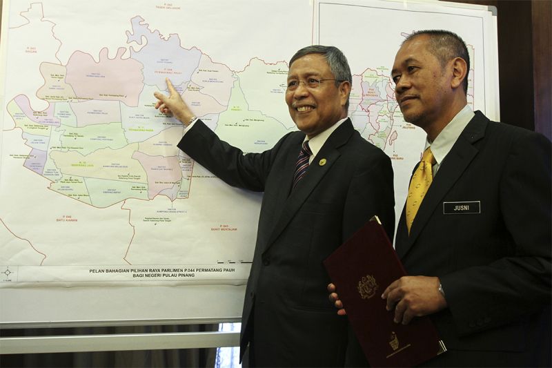 Election Commission Chairman,Tan Sri Abdul Aziz Yusof showing the map of Permatang Pauh during a press conference on the Permatang Pauh By-election in Putrajaya, April 8, 2015. u00e2u20acu2022 Picture by Yusof Mat Isa
