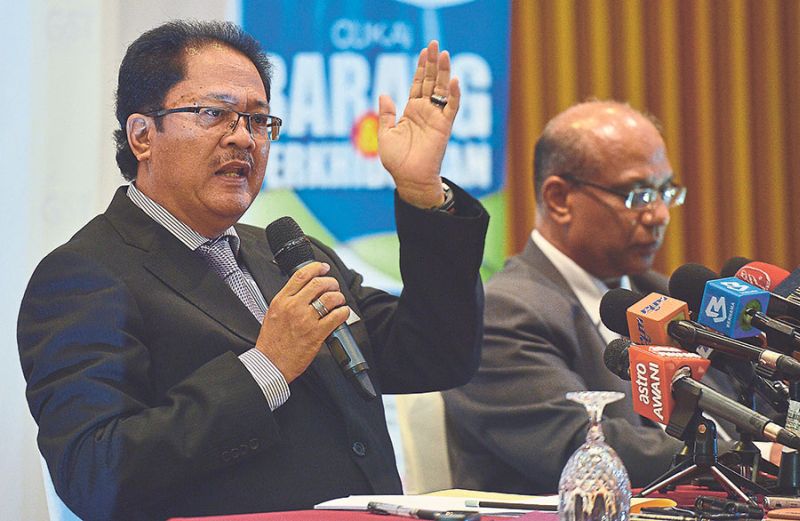Datuk Seri Alias Ahmad (left) said his ministry was now concentrating on enforcement. u00e2u20acu201d Picture by Razak Ghazali