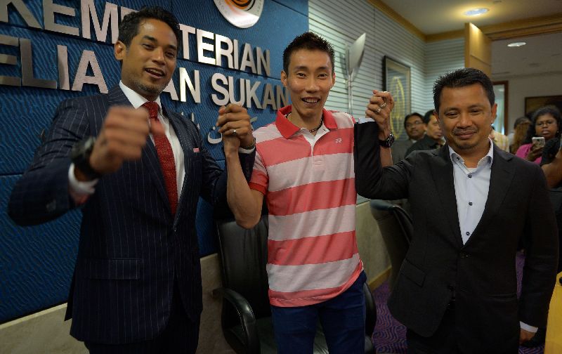 Lee Chong Wei, with Minister for Youth and Sports Khairy Jamaluddin (L) and BAM deputy president Norza Zakaria in Putrajaya April 27, 2015, after BWF gave Chong Wei backdated eight-month ban for doping, allowing him to resume playing on May 1. AFP 
