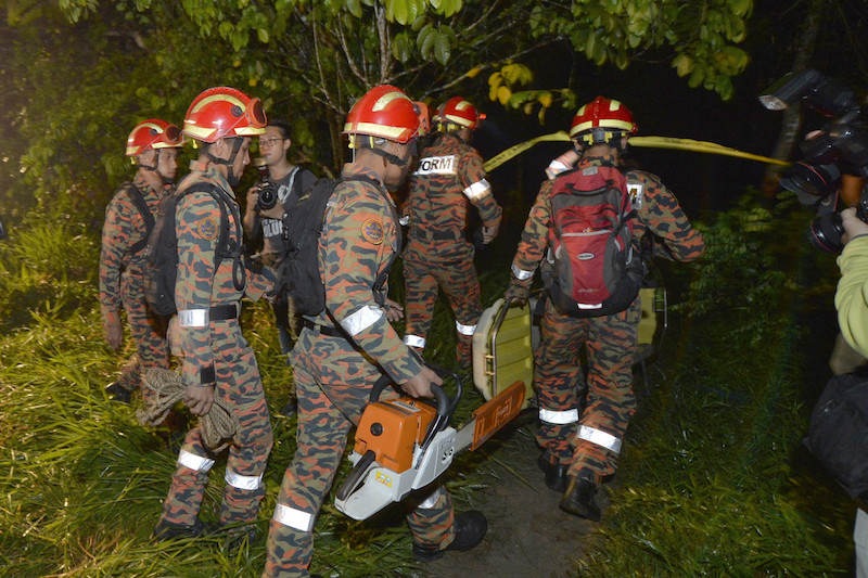 Fire and Rescue Department personnel prepare to enter the site of the helicopter crash in Kampung Pasir Baru in Semenyih April 4, 2015. u00e2u20acu201d Bernama pic