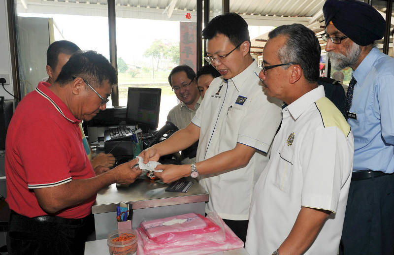 File picture shows Deputy Finance Minister Datuk Chua Tee Yong (third right) with Johor State Customs Director Datuk Ramli Johari (right) looking at receipts of goods sold in Johor Baru, April 10, 2015. u00e2u20acu201d Bernama pic