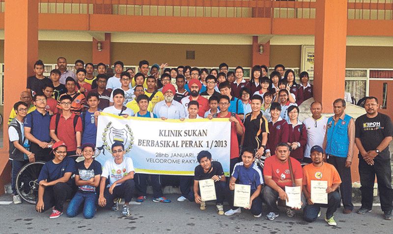Darshan with Perak cyclists after a Cycling Clinic at Velodrome Rakyat in 2013. — Malay Mail pic