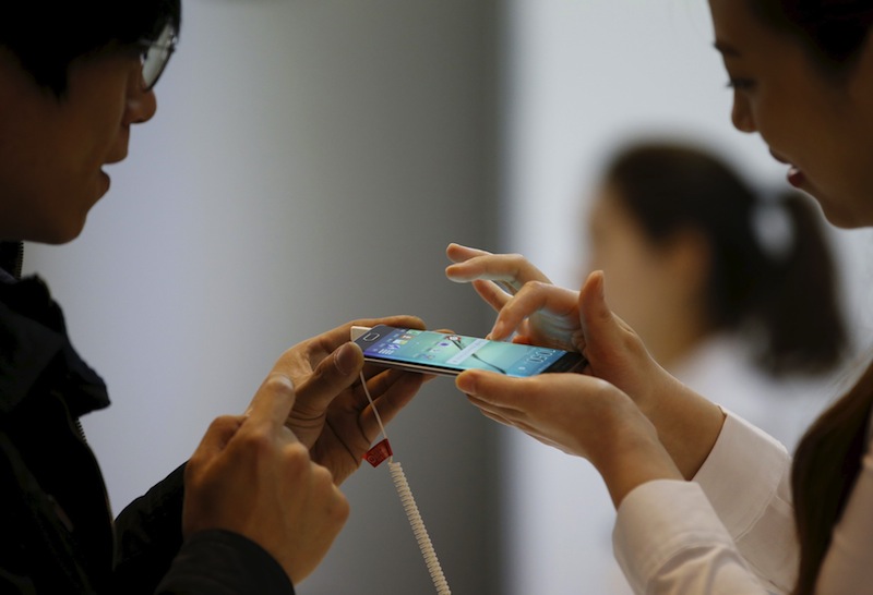 A man tries out a Samsung Electronics' new smartphone Galaxy S6 during its launch event at company's headquarter in Seoul April 9, 2015. u00e2u20acu201du00c2u00a0Reuters pic