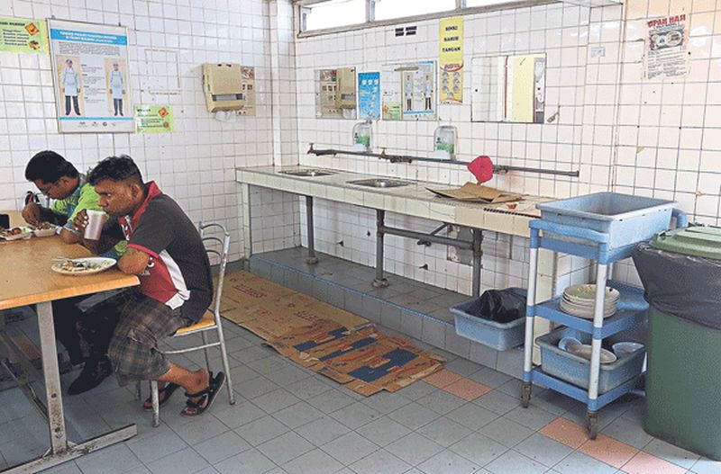 Itu00e2u20acu2122s business as usual at Tengku Ampuan Rahimah Hospitalu00e2u20acu2122s cafeteria after the inspection. u00e2u20acu2022 Picture Zuraneeza Zulkifli
