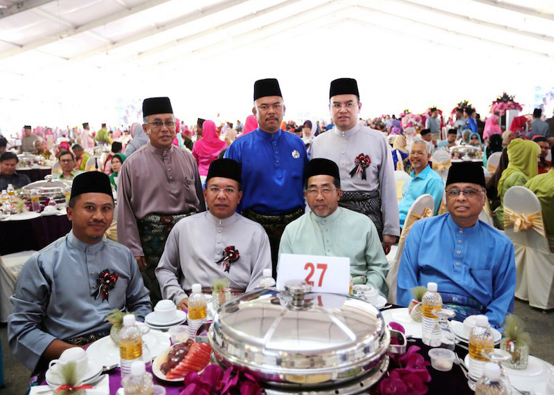 Rompin MP Tan Sri Jamaluddin Jarjis (seated, second right) attends the wedding reception of the daughter of Prime Minister Datuk Seri Najib Razak in Pekan April 4, 2015. — Bernama pic