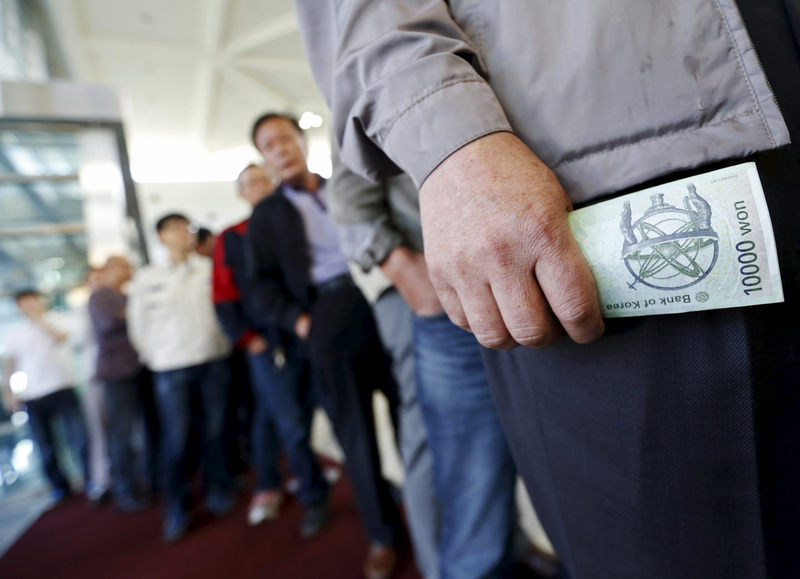 South Koreans queue to exchange won to US dollar at a bank branch north of Seoul September 16, 2013. The won is at its weakest in nearly two weeks. u00e2u20acu201d Reuters pic