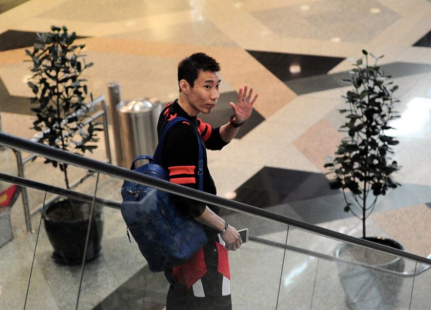 Lee Chong Wei waves at photographers at the KL International Airport as he prepares to depart for a hearing into his failed dope test in Amsterdam, April 7, 2015. u00e2u20acu201d Bernama pic
