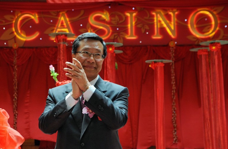 Genting group chairman Lim Kok Thay applauds at the soft opening of the Singaporeu00e2u20acu2122s first casino at Resorts World Sentosa complex in Singapore on February 14, 2010. u00e2u20acu201d AFP pic