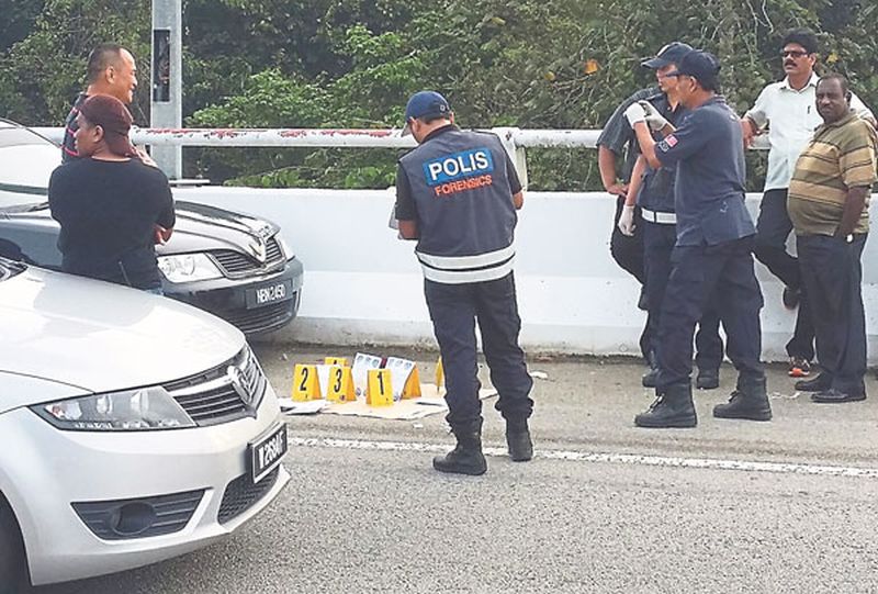A police forensic team carries out investigations at the scene of the shootout in Salak. u00e2u20acu201d Picture by Jaspal Singh