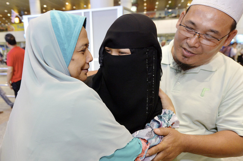 Student Noor Hafidah Ismail is greeted by her parents at KL International Airport April 7, 2015, following her return home from Yemen via a flight from Jeddah. u00e2u20acu201d Bernama pic