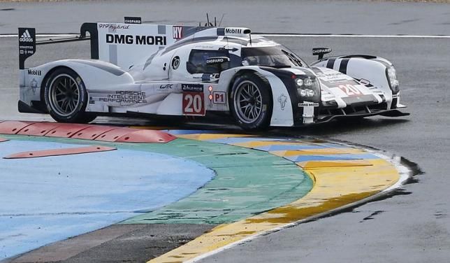 Brendon Hartley drives his Porsche 919 Hybrid number 20 during the Le Mans 24-hour sportscar race in Le Mans, central France, June 14, 2014. Reuters/Regis Duvignau