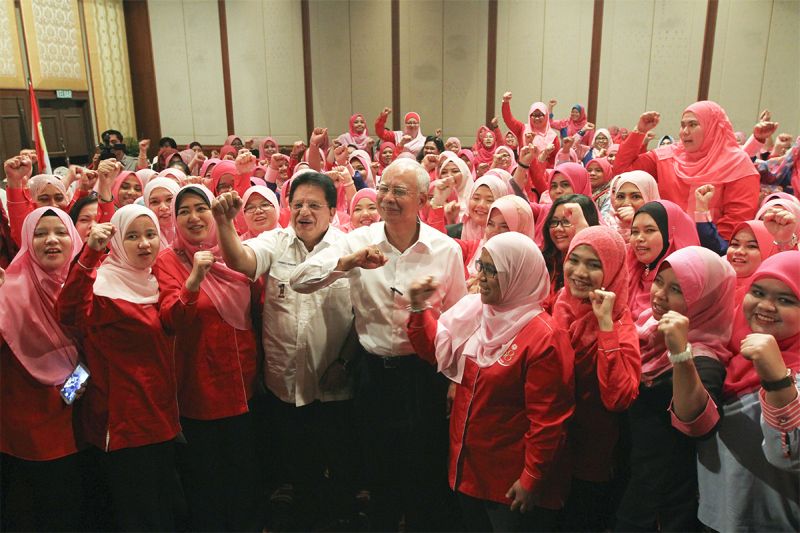 Prime Minister Datuk Seri Najib Razak (centre) is seen with Puteri Umno leaders at PWTC in Kuala Lumpur, April 14, 2015. u00e2u20acu2022 Picture by Yusof Mat Isa 
