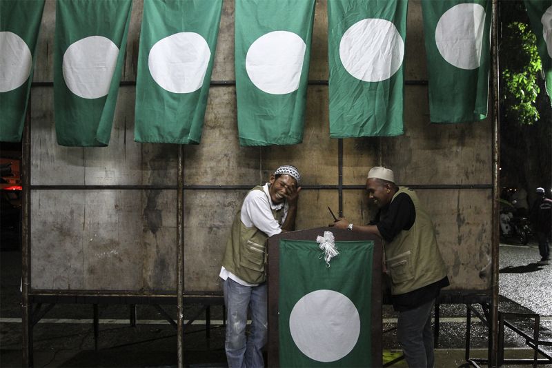 PAS supporters share a light moment during a u00e2u20acu02dcceramahu00e2u20acu2122 in Rompin, Pahang, April 22, 2015. u00e2u20acu2022 Picture by Yusof Mat Isa