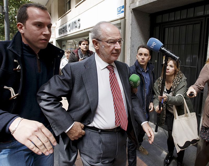 Former International Monetary Fund chief Rodrigo Rato (centre) arrives back home following a search of his office in Madrid April 17, 2015.  u00e2u20acu201d Reuters pic