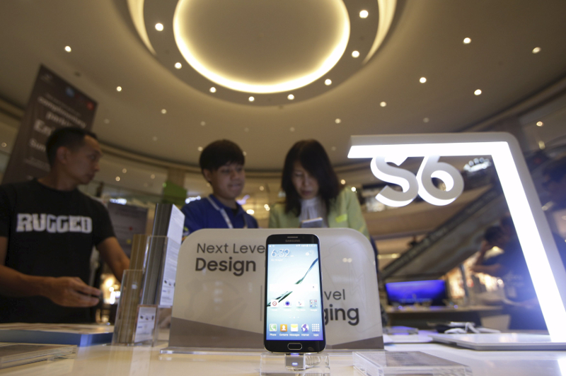 People look at Samsung Galaxy S6 phones during a pre-launch event in Singapore April 10, 2015. u00e2u20acu201d Reuters pic