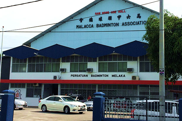 The Malacca Badminton Association building is a good landmark to locate the prawn cracker noodles shop opposite it.