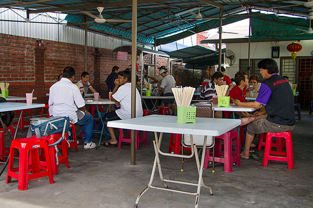 The Hoo Khiew Prawn Cracker Noodles shop is a converted house with the front yard acting as the dining area.