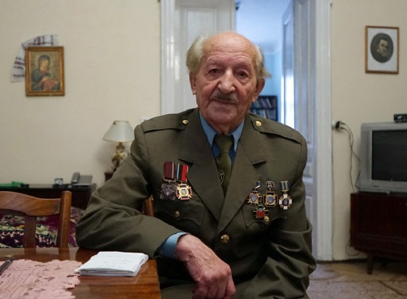Former Ukrainian Insurgent Army (UPA) fighter Oles Gumenyuk, 90, poses for a photo in his home in Lviv, April 21, 2015. u00e2u20acu201d AFPs pic