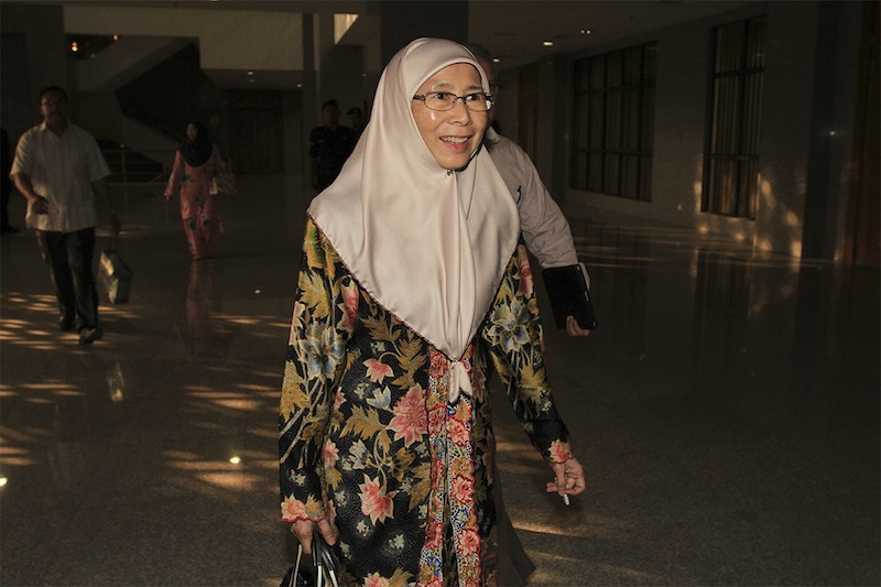 Datin Seri Dr Wan Azizah Wan Ismail seen leaving the Shariah Appeal Court after attending Anwar Ibrahim's court hearing in Kuala Lumpur, April 27, 2015. u00e2u20acu201d Picture by Yusof Mat Isa 