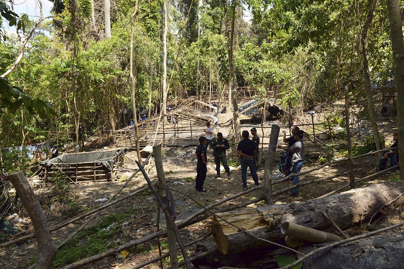 Rescue workers and security forces inspect an abandoned camp in Thailand's southern Songkhla province May 1, 2015. u00e2u20acu201d Reuters pic