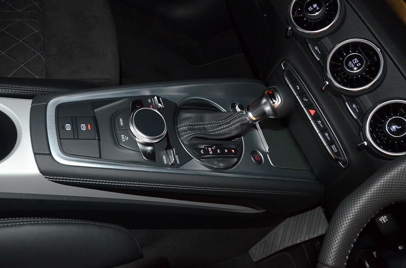 The front seats are sports type, covered with Alcantara leather, electrically adjustable, with lumbar support. Parking brake is electro-mechanical, air-conditioning is automatic, with cruise control.