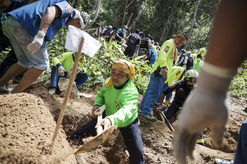 Rescue workers dig as human remains are retrieved from a mass grave at an abandoned camp in a jungle some three hundred metres from the border with Malaysia, in Thailandu00e2u20acu02dcs southern Songkhla province May 2, 2015. u00e2u20acu201d Reuters picn