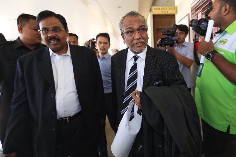 Datuk S. Nallakaruppan (left) and his lawyer lawyer Tan Sri Muhammad Shafee Abdullah (right) at the high court in Kuala Lumpur, May 15, 2015. u00e2u20acu201d Picture by Saw Siow Feng