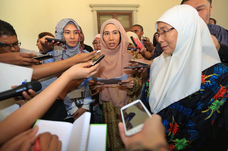 Datuk Seri Anwar Ibrahimu00e2u20acu2122s daughter, Nurul Nuha Anwar (centre), speaks to reporters outside the high court in Kuala Lumpur, May 15, 2015. u00e2u20acu201d Picture by Saw Siow Feng