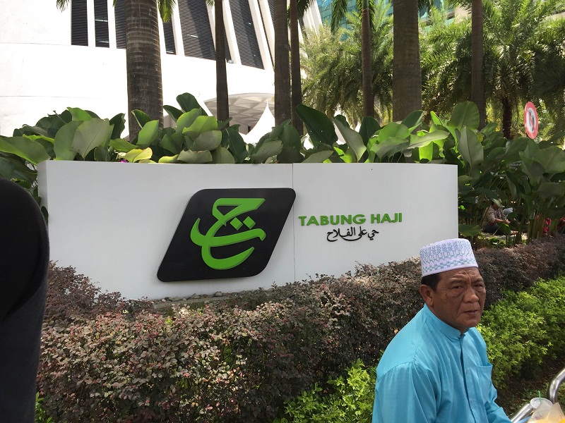 An elderly man sits outside the entrance of the Tabung Haji headquarters while waiting for the protest to start, Kuala Lumpur, May 15, 2015. u00e2u20acu201d Picture by Kamles Kumar